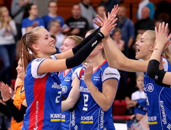 BAU 19.11.2017 Stuttart Volleyball Allianz MTV Stuttgart vs. USC Münster, vorn v.l. Femke Stoltenborg und Jenna Potts (Stuttgart) freuen sich