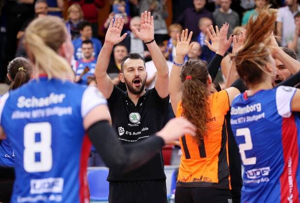 BAU 19.11.2017 Stuttart Volleyball Allianz MTV Stuttgart vs. USC Münster, Trainer Giannis Athanasopoulos (Stuttgart, Mitte) freut sich mit dem Team über den Sieg