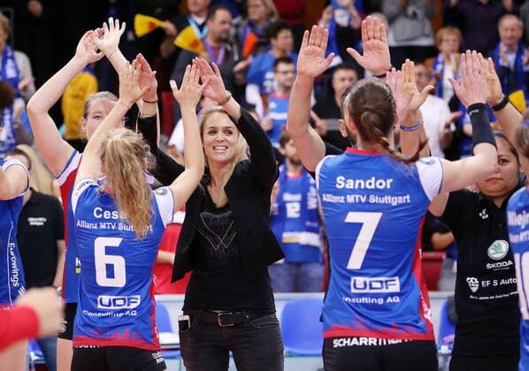 BAU 19.11.2017 Stuttart Volleyball Allianz MTV Stuttgart vs. USC Münster, die sportliche Leiterin Kim Renkema (Stuttgart, 2.v.l.) freut sich mit dem Team