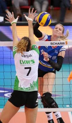 BAU 19.11.2017 Stuttart Volleyball Allianz MTV Stuttgart vs. USC Münster, v.l. Ivana Vanjak (Münster), Julia Schäfer (Stuttgart)