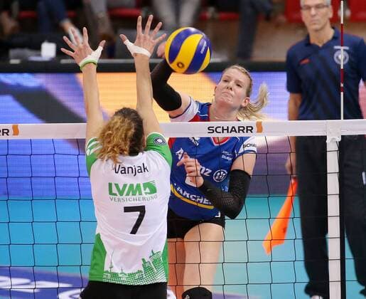 BAU 19.11.2017 Stuttart Volleyball Allianz MTV Stuttgart vs. USC Münster, v.l. Ivana Vanjak (Münster), Julia Schäfer (Stuttgart)