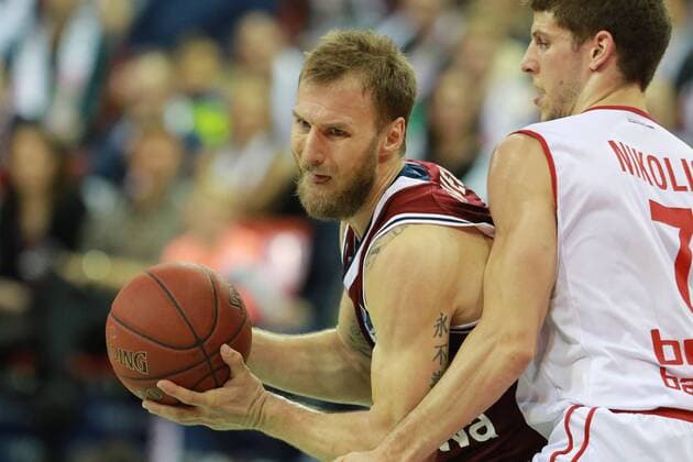 Anton Gavel (mit Ball) (FC Bayern) gegen Aleksej Nikolic (Bamberg) Basketball BBL FC Bayern Basketball - Brose Baskets Bamberg 19.11.2017