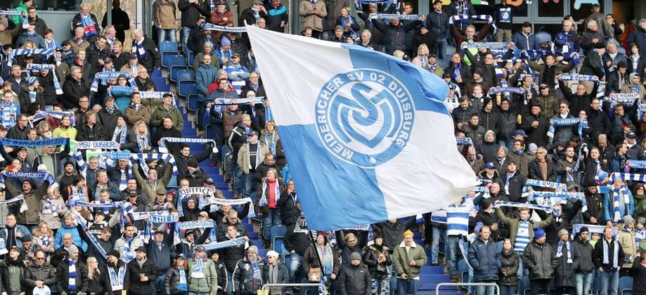 Duisburg, 19.11.2017, Wedaustadion, Fussball, 2.Bundesliga, 14.Spieltag , MSV Duisburg vs. FC Erzgebirge Aue 3:0 (0:0) , Im Bild; Fans von Duisburg schwenken Schals und Fahnen. ,