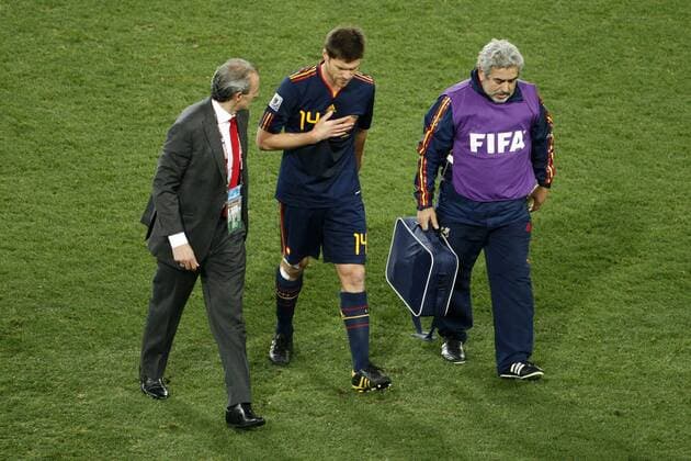 johannesburg, 11-07-2010, nederland - spanje blessure bij xabi alonso na de trap van nigel de jong nederland - spanje