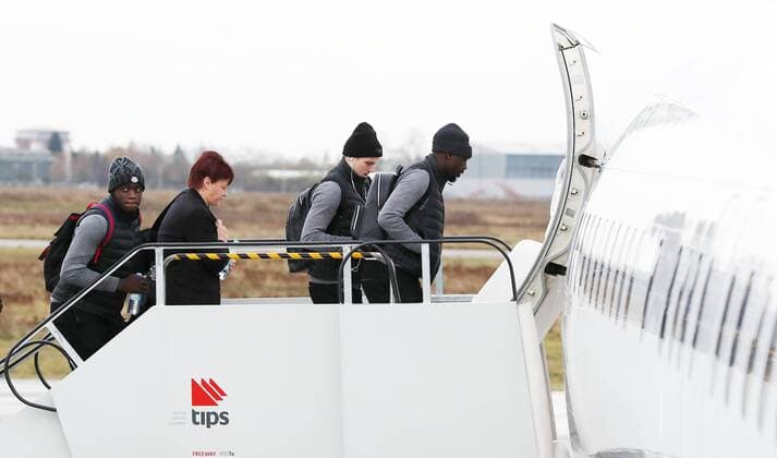 RB Leipzig - Airport Fussball Champions League Leipzig, 20.11.2017, Flughafen Halle - Leipzig, Fussball, UEFA Champions League, Gruppe G, 4.Spieltag, AS Monaco vs. RB Leipzig , RB Leipzig - Abflug der Mannschaft nach Monaco. Im Bild v.l.: Dayot Upamecano, Zeugwart Claudia Laux, Marcel Sabitzer und Jean-Kevin Augustin. ,