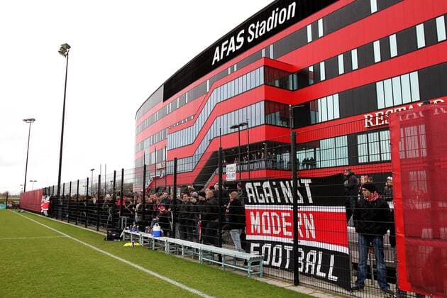 seizoen 2010 2011, az, training, Alkmaar, Ruim driehonderd supporters kwamen zaterdagochtend bij het AFAS Stadion opdagen om AZ een dag voor het Eredivisietreffen met Ajax hun steun te betuigen. Met fakkels, spandoeken en luid gezang werd de selectie van trainer Gertjan Verbeek welkom geheten bij het betreden van het trainingsveld. training az