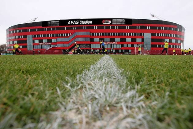 seizoen 2010 2011, az, training, Alkmaar, Ruim driehonderd supporters kwamen zaterdagochtend bij het AFAS Stadion opdagen om AZ een dag voor het Eredivisietreffen met Ajax hun steun te betuigen. Met fakkels, spandoeken en luid gezang werd de selectie van trainer Gertjan Verbeek welkom geheten bij het betreden van het trainingsveld. training az