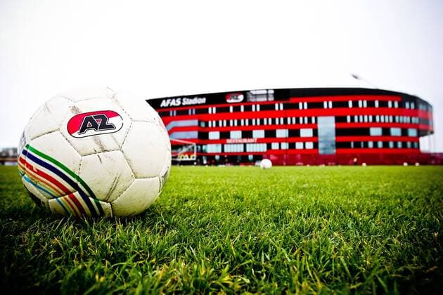 seizoen 2010 2011, az, training, Alkmaar, Ruim driehonderd supporters kwamen zaterdagochtend bij het AFAS Stadion opdagen om AZ een dag voor het Eredivisietreffen met Ajax hun steun te betuigen. Met fakkels, spandoeken en luid gezang werd de selectie van trainer Gertjan Verbeek welkom geheten bij het betreden van het trainingsveld. bal training az