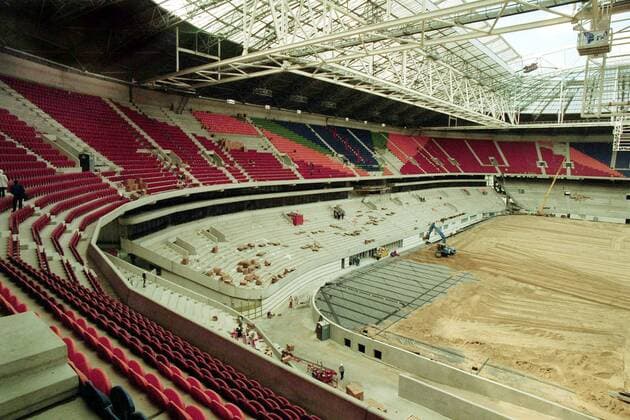 seizoen 2010 2011 , amsterdam 24-04-1996 johan cruyff bezoekt amsterdam tijdens de bouw van de arena . historisch beeld bouw amsterdam arena
