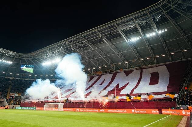 Themen der Woche - SPORT Bilder des Tages - SPORT Dynamo-Choreographie mit Pyrotechnik im K-Block; SG Dynamo Dresden - 1. FC Kaiserslautern; Fußball; 2. Liga; Saison 2017 2018; 14. Spieltag; DDV-Stadion; Dresden; 20. November 2017;