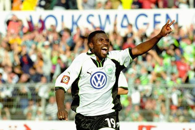 Aus 1.BL Saison 1999 2000 VfL Wolfsburg (Weiß) gegen Bayer 04 Leverkusen 3:1 am 02.10.1999. Im Foto: WOB Spieler Jonathan Akpoborie 19 freut sich über sein 1:0