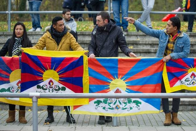 Eklat und 30 Minuten Unterbrechung, nachdem Zuschauer Tibetfahnen zeigten, protestierte das Chinesische Team, Protest, Fussball Regionalliga Suedwest, Freundschaftsspiel,TSV Schott Mainz (Schott) - China U20 (CHN), am 18.11.2017 in Mainz Deutschland. Â