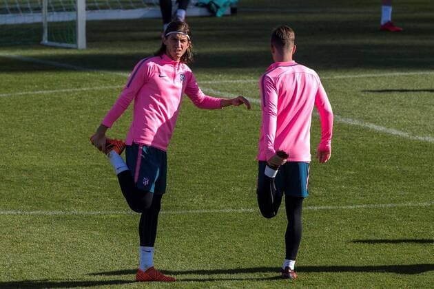 Atletico Madrid s players Filipe Luis (L) and Luciano Vietto take part in a training session at the Wanda facilities in Madrid, Spain, 21 November 2017. Atletico Madrid will face AS Roma in a UEFA Champions League groups stage soccer match on 22 November. Atletico Madrid training !ACHTUNG: NUR REDAKTIONELLE NUTZUNG!  Copyright: xRodrigoxJimenezx GRAF3001 20171121-636468662969929337