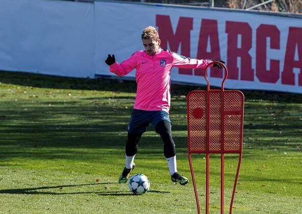Atletico Madrid s French forward Antoine Griezmann takes part in a training session at the Wanda facilities in Madrid, Spain, 21 November 2017. Atletico Madrid will face AS Roma in a UEFA Champions League groups stage soccer match on 22 November. Atletico Madrid training !ACHTUNG: NUR REDAKTIONELLE NUTZUNG!  Copyright: xRodrigoxJimenezx GRAF2997 20171121-636468663630745337