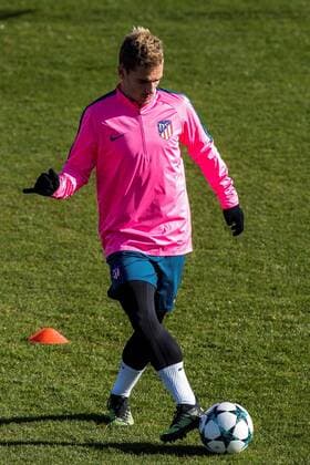 Atletico Madrid s French forward Antoine Griezmann takes part in a training session at the Wanda facilities in Madrid, Spain, 21 November 2017. Atletico Madrid will face AS Roma in a UEFA Champions League groups stage soccer match on 22 November. Atletico Madrid training !ACHTUNG: NUR REDAKTIONELLE NUTZUNG!  Copyright: xRodrigoxJimenezx GRAF2994 20171121-636468663637141337