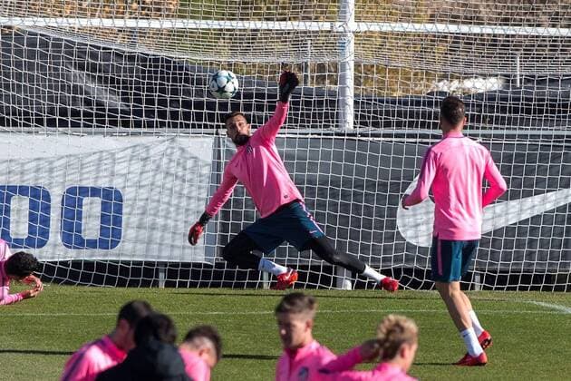 Atletico Madrid s goalkeeper Miguel Angel Moya (C) takes part in a training session at the Wanda facilities in Madrid, Spain, 21 November 2017. Atletico Madrid will face AS Roma in a UEFA Champions League groups stage soccer match on 22 November. Atletico Madrid training !ACHTUNG: NUR REDAKTIONELLE NUTZUNG!  Copyright: xRodrigoxJimenezx GRAF3004 20171121-636468664262857337