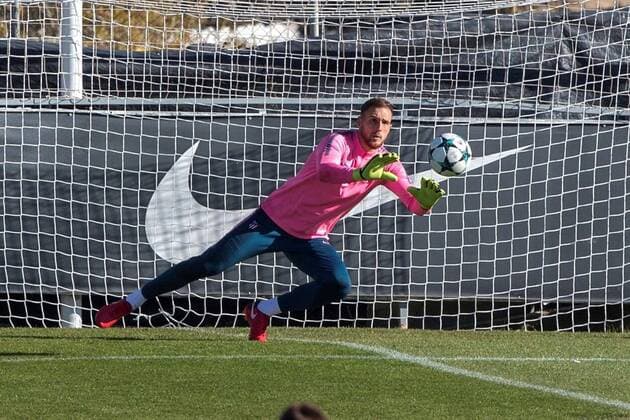 Atletico Madrid s Slovenian goalkeeper Jan Oblak takes part in a training session at the Wanda facilities in Madrid, Spain, 21 November 2017. Atletico Madrid will face AS Roma in a UEFA Champions League groups stage soccer match on 22 November. Atletico Madrid training !ACHTUNG: NUR REDAKTIONELLE NUTZUNG!  Copyright: xRodrigoxJimenezx GRAF3006 20171121-636468664878447337