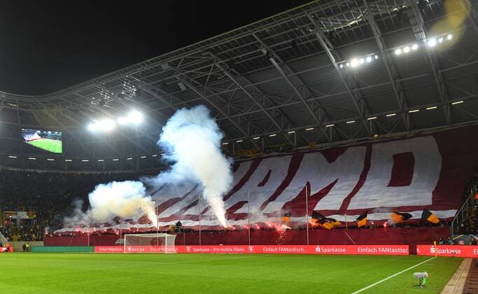 Choreografie im Dresdner K-Block zu Spielbeginn, Choreo, Ultras, Rauch, Feuer, Pyrotechnik, bengalisches Feuer, Feuerwerk, SG Dynamo Dresden gegen 1. FC Kaiserslautern, Fußball, Fussball, 2. Bundesliga, Saison 2017 2018, DDV-Stadion Dresden, 20.11.2017,
