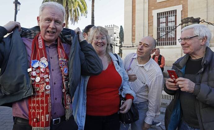 Fans of the Reds pose for the photographer on a sunny day in Seville, Spain, 21 November 2017, hours before the Champions League match that will face Sevilla FC and Liverpool FC. Fans of the Reds prepare for the Champions League against Sevilla FC !ACHTUNG: NUR REDAKTIONELLE NUTZUNG!  Copyright: xJosexManuelxVidalx GR2009 20171121-636468709814627337