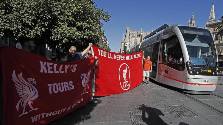 Fans of the Reds pose for the photographer on a sunny day in Seville, Spain, 21 November 2017, hours before the Champions League match that will face Sevilla FC and Liverpool FC. Fans of the Reds prepare for the Champions League against Sevilla FC !ACHTUNG: NUR REDAKTIONELLE NUTZUNG!  Copyright: xJosexManuelxVidalx GRAF3173 20171121-636468709853471337