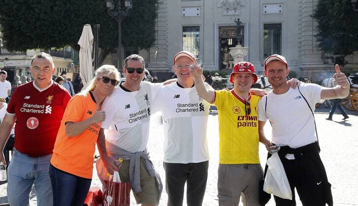 Fans of the Reds pose for the photographer on a sunny day in Seville, Spain, 21 November 2017, hours before the Champions League match that will face Sevilla FC and Liverpool FC. Fans of the Reds prepare for the Champions League against Sevilla FC !ACHTUNG: NUR REDAKTIONELLE NUTZUNG!  Copyright: xJosexManuelxVidalx GRAF3176 20171121-636468710478407337