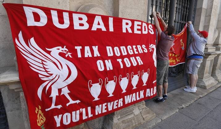 Fans of the Reds place banners in support of their team on buildings façades in Seville, Spain, 21 November 2017, hours before the Champions League match that will face Sevilla FC and Liverpool FC. Fans of the Reds prepare for the Champions League against Sevilla FC !ACHTUNG: NUR REDAKTIONELLE NUTZUNG!  Copyright: xJosexManuelxVidalx GRAF3247 20171121-636468737495263337
