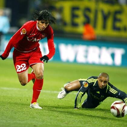 voetbal fc twente - fenerbahce sk europa league seizoen 2009-2010 enschede 02-12-2009 bryan ruiz met roberto carlos twente - fenerbahce *** fenerbahce sk fc twente football europa league season 2009 2010 02 12 2009 bryan ruiz twente enschede with roberto carlos fenerbahce 