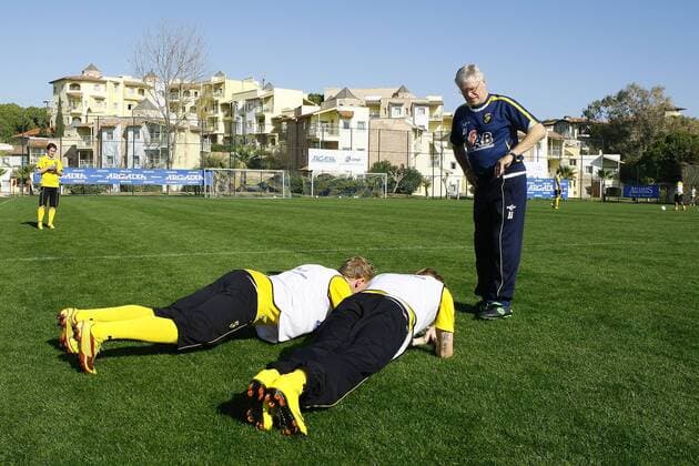 belek, 08-01-2010, ochtend training vitesse jan jongbloed ziet er op toe dat jeroen drost en lasse nilsson hun romp oefening goed uitvoeren ochtend training vitesse
