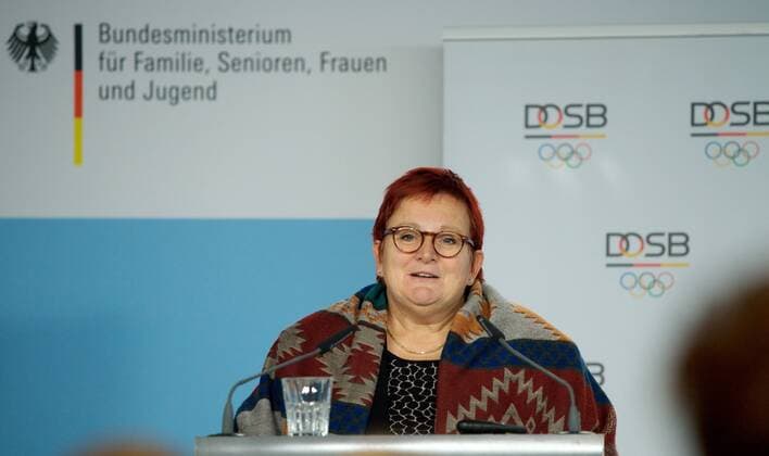 DOSB Berlin 20.11.2017 Deutscher Olympischer Sportbund Preisverleihung STARKE NETZE GEGEN GEWALT Bundesministerium Familie, Senioren,Frauen und Jugend Glinkastrasse Elke FERNER Parlamentarische Staatssekretärin Bundesministerium Familie, Senioren,Frauen und Jugend