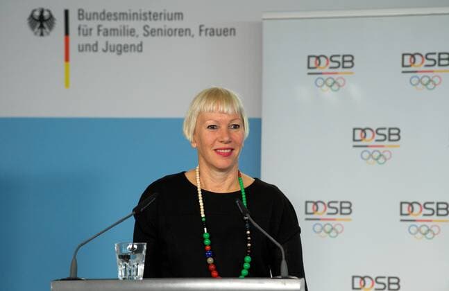 DOSB Berlin 20.11.2017 Deutscher Olympischer Sportbund Preisverleihung STARKE NETZE GEGEN GEWALT Bundesministerium Familie, Senioren,Frauen und Jugend Glinkastrasse Laudatio 1 Platz Gabriele WENNER Referatsleiterin Stadt Frankfurt