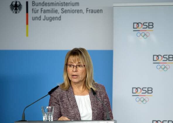 DOSB Berlin 20.11.2017 Deutscher Olympischer Sportbund Preisverleihung STARKE NETZE GEGEN GEWALT Bundesministerium Familie, Senioren,Frauen und Jugend Glinkastrasse Laudatio 2.Platz Petra TSCHOPPE DOSB Vizepräsidentin Frauen und Gleichstellung