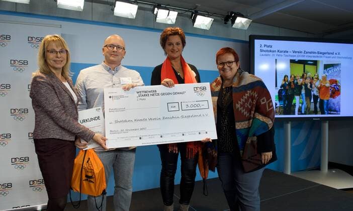 DOSB Berlin 20.11.2017 Deutscher Olympischer Sportbund Preisverleihung STARKE NETZE GEGEN GEWALT Bundesministerium Familie, Senioren,Frauen und Jugend Glinkastrasse 2.Platz links Petra TSCHOPPE DOSB Vizepräsidentin Frauen und Gleichstellung Shotokan Karate Verein Zanshin Siegerland e V rechts Elke FERNER Parlamentarische Staatssekretärin Bundesministerium Familie, Senioren,Frauen und Jugend