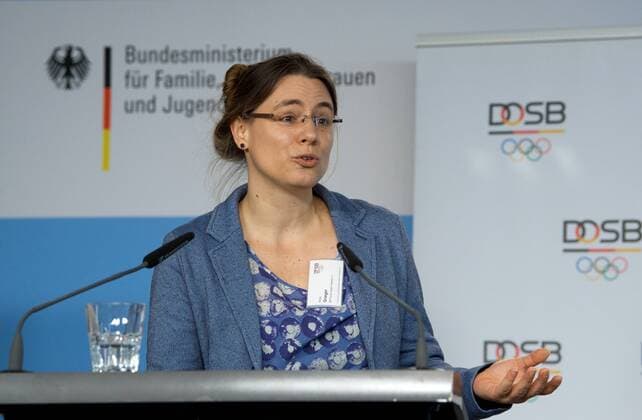 DOSB Berlin 20.11.2017 Deutscher Olympischer Sportbund Preisverleihung STARKE NETZE GEGEN GEWALT Bundesministerium Familie, Senioren,Frauen und Jugend Glinkastrasse Laudatio 3 Platz Katja GRIEGER Geschäftsführerin des Bundesverband Frauenberatungsstellen und Frauennotrufe