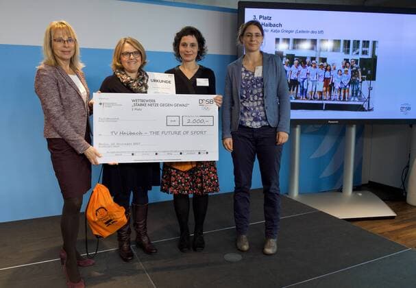DOSB Berlin 20.11.2017 Deutscher Olympischer Sportbund Preisverleihung STARKE NETZE GEGEN GEWALT Bundesministerium Familie, Senioren,Frauen und Jugend Glinkastrasse 3 Platz TV HAIBACH SEFRA rennt gegen Gewalt links Petra TSCHOPPE DOSB Vizepräsidentin Frauen und Gleichstellung rechts Katja GRIEGER Geschäftsführerin des Bundesverband Frauenberatungsstellen und Frauennotrufe