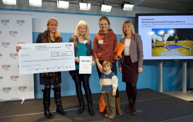 DOSB Berlin 20.11.2017 Deutscher Olympischer Sportbund Preisverleihung STARKE NETZE GEGEN GEWALT Bundesministerium Familie, Senioren,Frauen und Jugend Glinkastrasse Förderpreis Ponny Führer Schein VERDEN links Dr Christine KURMEYER Zentrale Frauen- und Gleichstellungsbeauftragte der CharitŽ rechts Petra TSCHOPPE DOSB Vizepräsidentin Frauen und Gleichstellung