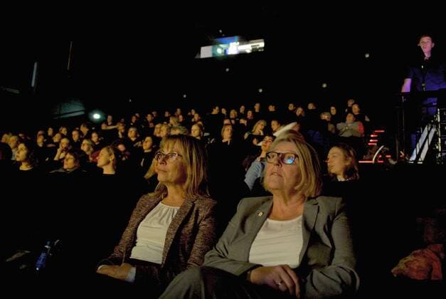 DOSB Berlin 20.11.2017 Deutscher Olympischer Sportbund Preisverleihung STARKE NETZE GEGEN GEWALT Bundesministerium Familie, Senioren,Frauen und Jugend Glinkastrasse CINESTAR KINO Berlin SONY CENTER Kino Start des Filmes BATTLE OF THE SEXES -GEGEN JEDE REGEL mit anschließender Podiumsdiskusssion vlnr Petra TSCHOPPE DOSB Vizepräsidentin Frauen und Gleichstellung Mona KÜPPERS ( KUEPPERS ) Vorsitzende des Deutschen Frauenrats