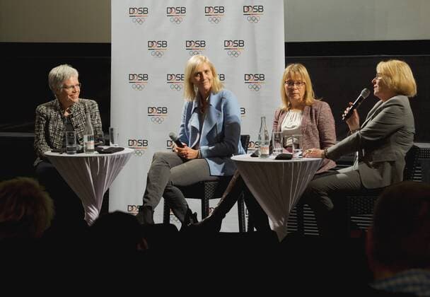 DOSB Berlin 20.11.2017 Deutscher Olympischer Sportbund Preisverleihung STARKE NETZE GEGEN GEWALT Bundesministerium Familie, Senioren,Frauen und Jugend Glinkastrasse CINESTAR KINO Berlin SONY CENTER Kino Start des Filmes BATTLE OF THE SEXES -GEGEN JEDE REGEL mit anschließender Podiumsdiskusssion vlnr Ulrike SPITZ Pressesprecherin DOSB Claudia KOHDE KILSCH Tennis Legende Politikerin Petra TSCHOPPE DOSB Vizepräsidentin Frauen und Gleichstellung Mona KÜPPERS ( KUEPPERS ) Vorsitzende des Deutschen Frauenrats
