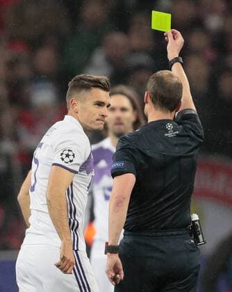 FuÃŸball, CL, Spartak Moskau - NK Maribor MOSCOW, RUSSIA - NOVEMBER 21, 2017: Maribor s Blaz Vrhovec (L) receives a yellow card in the 2017 UEFA Champions League Group E football match between Spartak Moscow and Maribor at Otkrytiye Arena (Spartak Stadium). Sergei Bobylev TASS  TS06A015