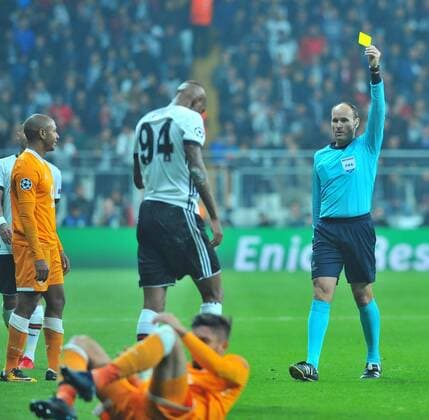 Fußball, CL, Besiktas Istanbul - FC Porto November 21, 2017 - Istanbul, Turkey - Referree Mateu Lahoz during Besiktas - Porto UEFA Champions League match in Vodafone Arena, Istanbul, Turkey, November 21, 2017.(  Copyright: AzizxUzun 15858467