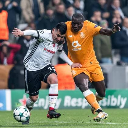 Fußball, CL, Besiktas Istanbul - FC Porto (L-R) Gary Alexis Medel Soto of Besiktas JK, Vincent Aboubakar of FC Porto during the UEFA Champions League group G match between Besiktas JK and FC Porto on November 21, 2017 at the Vodafone Arena in Istanbul, Turkey UEFA Champions League 2017 2018 xVIxVIxImagesx xGerritxvanxKeulenxIVx 9361362