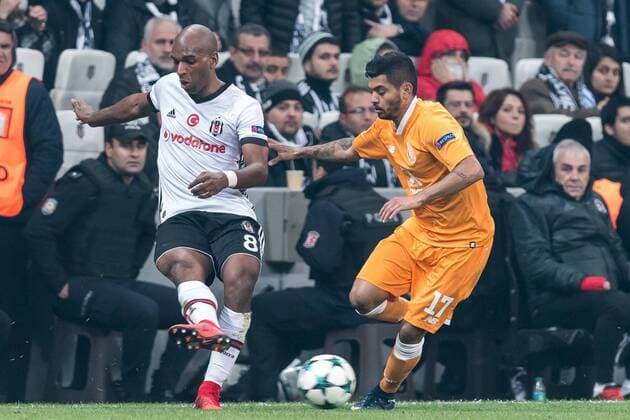Fußball, CL, Besiktas Istanbul - FC Porto (L-R) Ryan Babel of Besiktas JK , Jesus Corona of FC Porto during the UEFA Champions League group G match between Besiktas JK and FC Porto on November 21, 2017 at the Vodafone Arena in Istanbul, Turkey UEFA Champions League 2017 2018 xVIxVIxImagesx xGerritxvanxKeulenxIVx 9361369