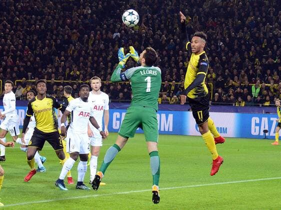 21.11.2017, xhbx, Fussball Champions League, Borussia Dortmund - Tottenham Hotspur, emspor, v.l. Hugo Lloris (Tottenham Hotspur), Pierre-Emerick Aubameyang (Borussia Dortmund) Dortmund