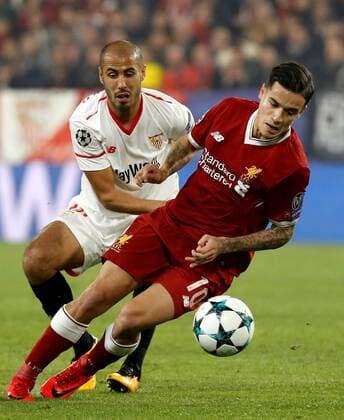 Sevilla s Argentinian player Guido Pizatto (L) vies for the ball with Liverpool s Brazilian midfielder Philippe Coutinho during the UEFA Champions League 5th round groups phase match bewteen Sevilla FC and Liverpool at the Sanchez Pizjuan stadium in Seville, Andalusia, Spain, 21 November 2017. Sevilla vs. Liverpool !ACHTUNG: NUR REDAKTIONELLE NUTZUNG!  Copyright: xJulioxMunozx SEV008 20171121-636468963888102127