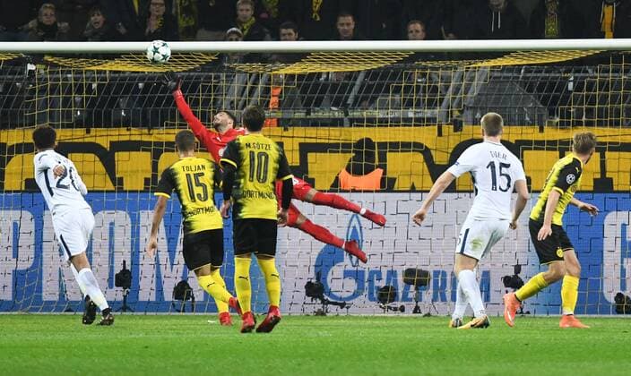 21.11.2017, Fussball Champions League, Saison 2017 2018, Vorrunde, 5. Spieltag, Borussia Dortmund - Tottenham Hotspur, Torwart Roman Buerki, Roman Bürki (Borussia Dortmund) pariert einen Kopfball von Eric Dier (Tottenham Hotspur), 2. v.re.