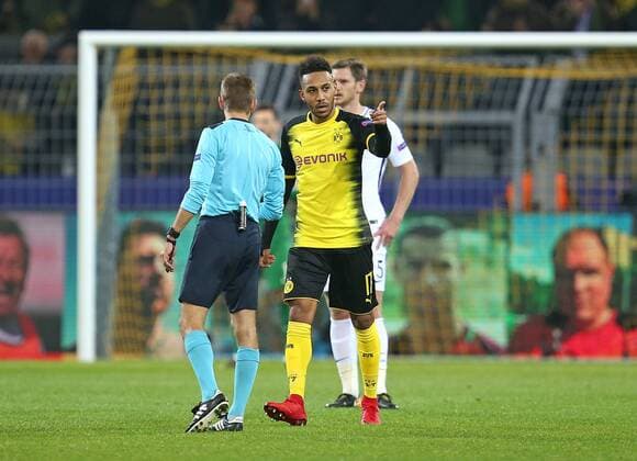 21.11.2017, Fussball UEFA Champions League 2017 2018, Gruppenphase, 5.Spieltag, Borussia Dortmund - Tottenham Hotspur, im Signal-Iduna-Park Dortmund. Jubel Torschütze Pierre-Emerick Aubameyang (mi., Dortmund) zum Tor zum 1:0