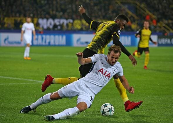 21.11.2017, Fussball UEFA Champions League 2017 2018, Gruppenphase, 5.Spieltag, Borussia Dortmund - Tottenham Hotspur, im Signal-Iduna-Park Dortmund. v.l. Harry Kane (Tottenham Hotspur) gegen Dan-Axel Zagadou (Dortmund)