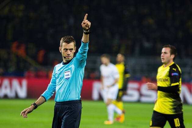 GER, UEFA CL, Borussia Dortmund (GER) vs Tottenham Hotspur (ENG) 21.11.2017, Signal Iduna Park, Dortmund, GER, UEFA CL, Borussia Dortmund (GER) vs Tottenham Hotspur (ENG), im Bild picture shows Schiedsrichter Clement Turpin gibt Freistoss,