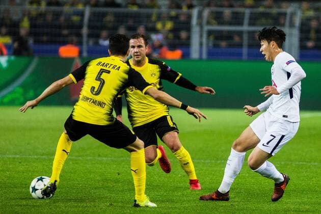 GER, UEFA CL, Borussia Dortmund (GER) vs Tottenham Hotspur (ENG) 21.11.2017, Signal Iduna Park, Dortmund, GER, UEFA CL, Borussia Dortmund (GER) vs Tottenham Hotspur (ENG), im Bild picture shows Heung-Min Son (Tottenham 7) setzt sich gegen Marc Bartra (Borussia Dortmund 5) und Mario Goetze (Borussia Dortmund 10) durch,