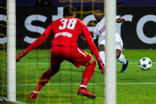 GER, UEFA CL, Borussia Dortmund (GER) vs Tottenham Hotspur (ENG) 21.11.2017, Signal Iduna Park, Dortmund, GER, UEFA CL, Borussia Dortmund (GER) vs Tottenham Hotspur (ENG), im Bild picture shows Flanke durch Serge Aurier (Tottenham 24),