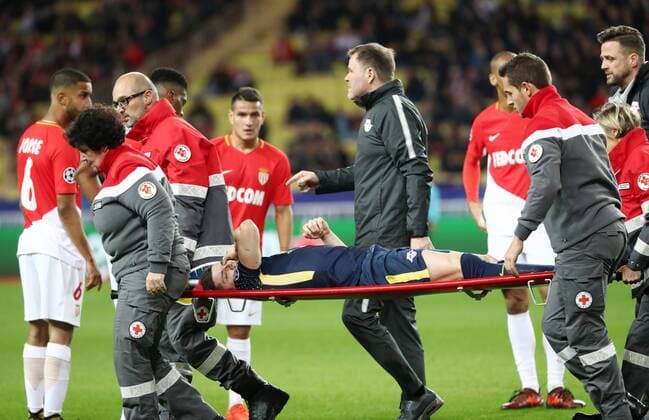 AS Monaco - RB Leipzig Fussball Champions League Monaco, 21.11.2017, Stade Louis II, Fussball, Champions League, Gruppe G, 5. Spieltag , AS Monaco vs. RB Leipzig , Im Bild: Marcel Sabitzer (7, Leipzig) wird verletzt vom Platz getragen, musste ausgewechselt werden. ,